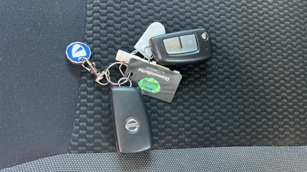 Nissan Qashqai 1.3 DiG-T Acenta Premium 5dr Petrol Hatchback - Image 20
