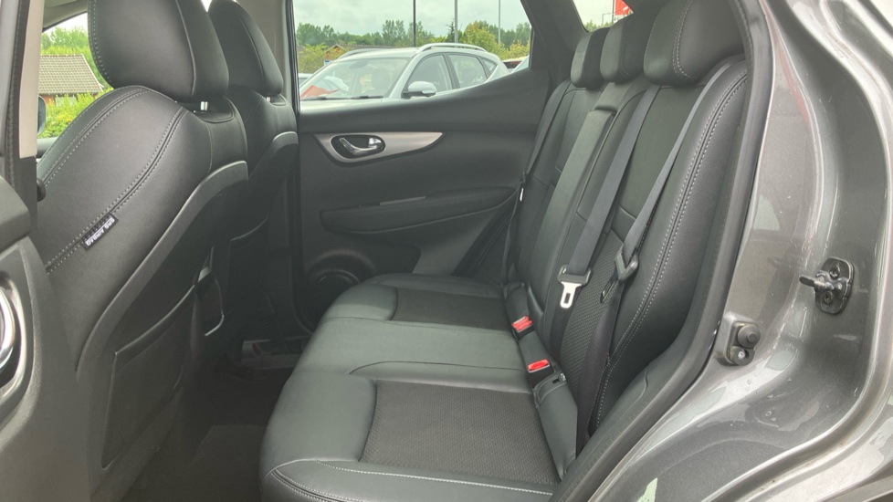 Nissan Qashqai 1.3 DiG-T Tekna 5dr Petrol Hatchback - Image 16