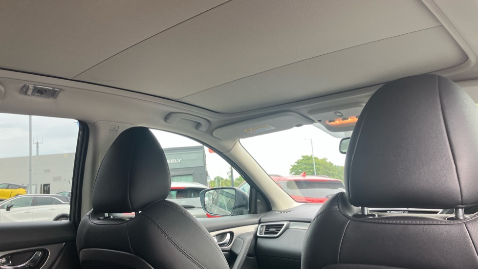 Nissan Qashqai 1.3 DiG-T Tekna 5dr Petrol Hatchback - Image 21