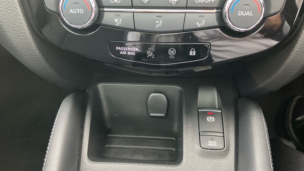 Nissan Qashqai 1.3 DiG-T Tekna 5dr Petrol Hatchback - Image 29