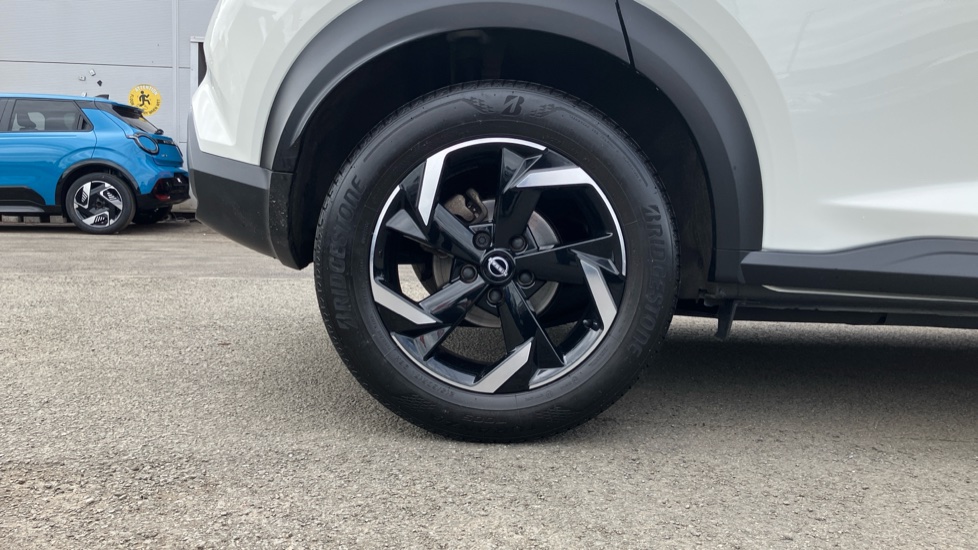 Nissan Juke 1.0 DiG-T 114 N-Connecta 5dr DCT Petrol Hatchback - Image 7