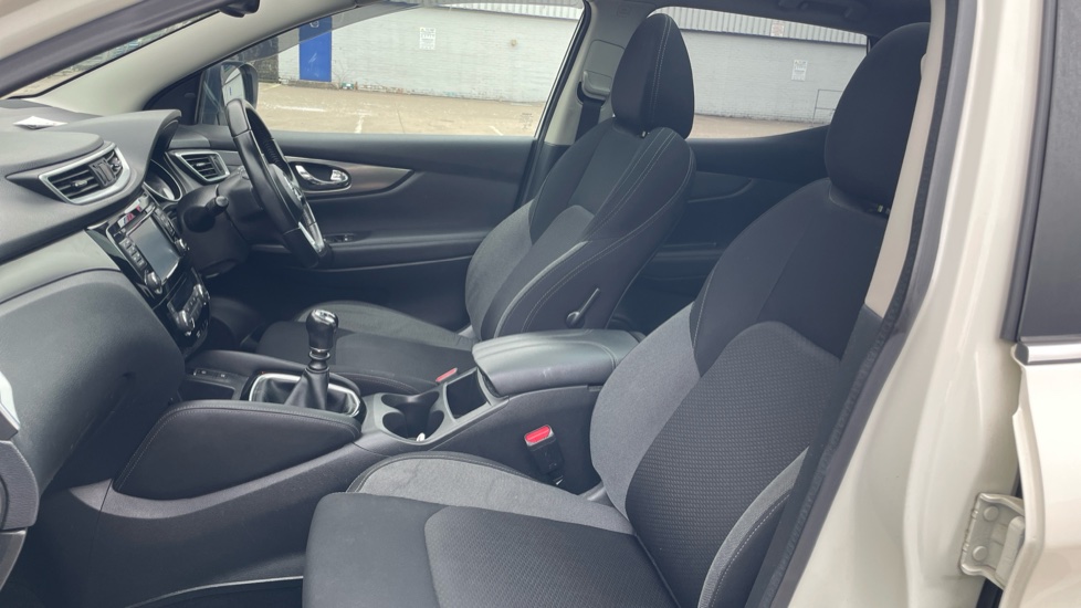Nissan Qashqai 1.5 dCi 115 N-Connecta 5dr Diesel Hatchback - Image 38