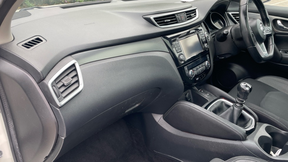 Nissan Qashqai 1.5 dCi 115 N-Connecta 5dr Diesel Hatchback - Image 39
