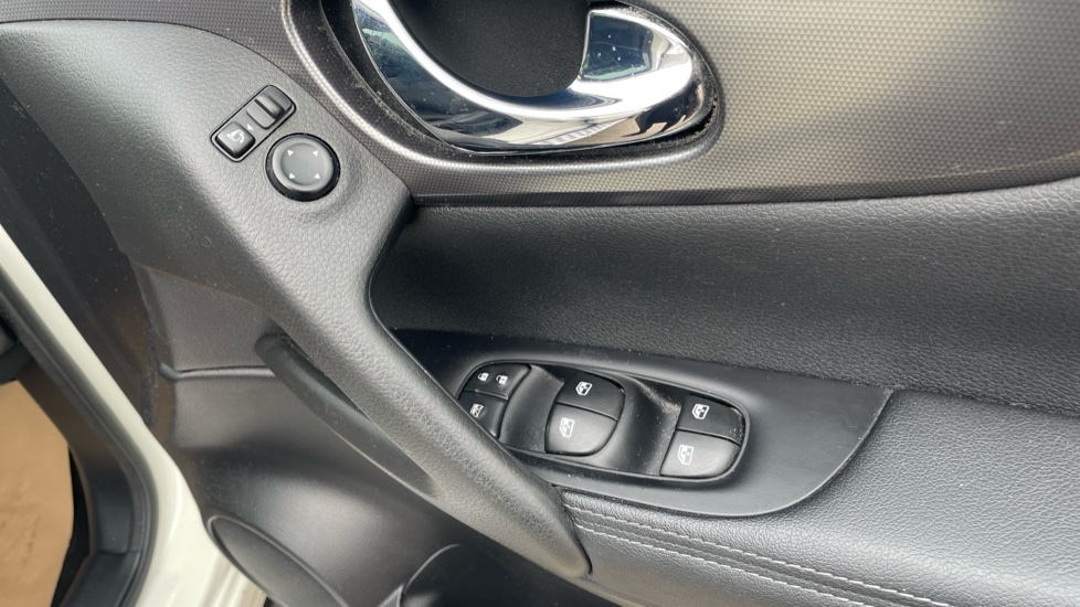 Nissan Qashqai 1.5 dCi 115 N-Connecta 5dr Diesel Hatchback - Image 40