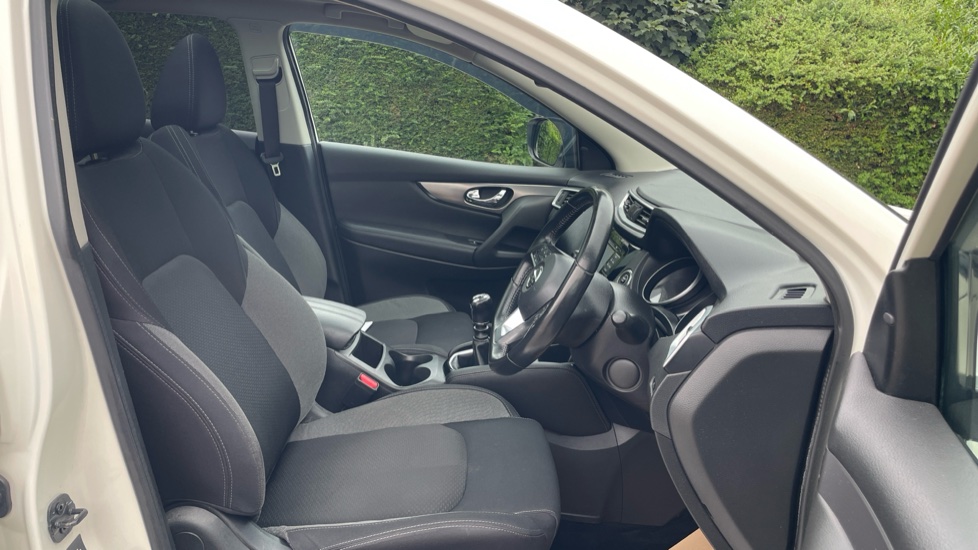 Nissan Qashqai 1.5 dCi 115 N-Connecta 5dr Diesel Hatchback - Image 41