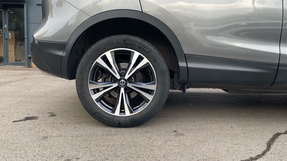 Nissan Qashqai 1.3 DiG-T N-Connecta 5dr [Glass Roof Pack] Petrol Hatchback - Image 7