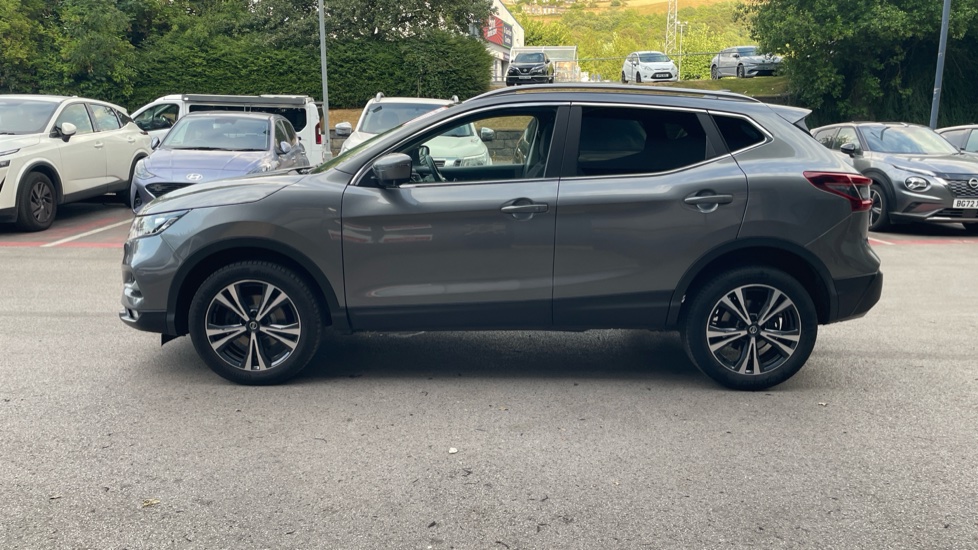 Nissan Qashqai 1.3 DiG-T N-Connecta 5dr [Glass Roof Pack] Petrol Hatchback - Image 8