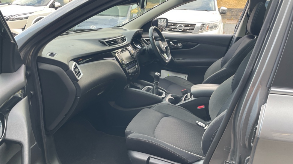Nissan Qashqai 1.3 DiG-T N-Connecta 5dr [Glass Roof Pack] Petrol Hatchback - Image 9
