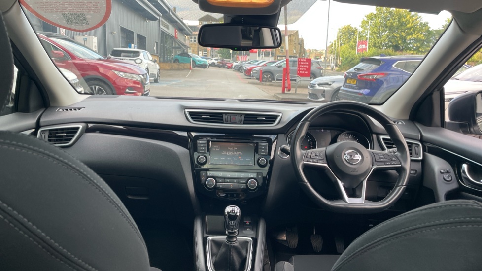 Nissan Qashqai 1.3 DiG-T N-Connecta 5dr [Glass Roof Pack] Petrol Hatchback - Image 10