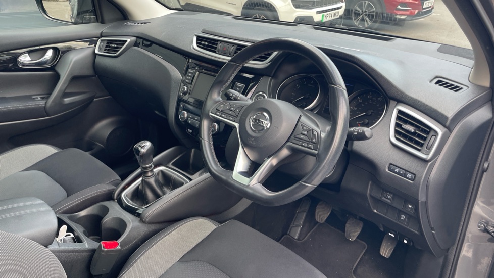 Nissan Qashqai 1.3 DiG-T N-Connecta 5dr [Glass Roof Pack] Petrol Hatchback - Image 11