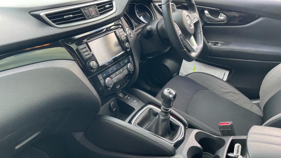 Nissan Qashqai 1.3 DiG-T N-Connecta 5dr [Glass Roof Pack] Petrol Hatchback - Image 13