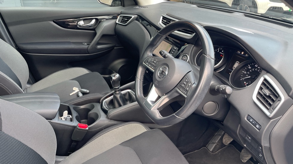 Nissan Qashqai 1.3 DiG-T N-Connecta 5dr [Glass Roof Pack] Petrol Hatchback - Image 14