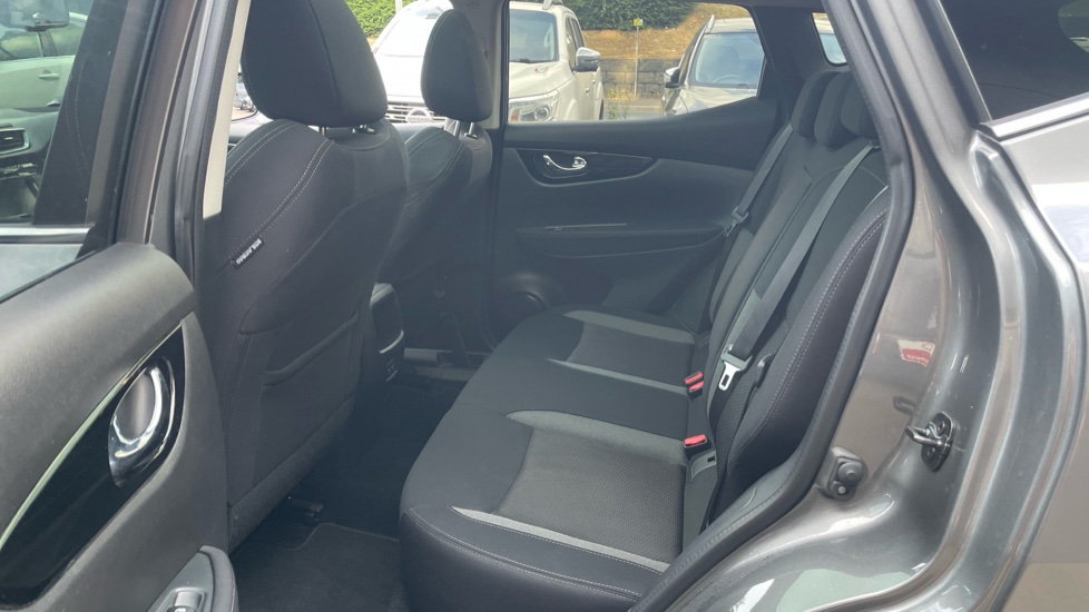Nissan Qashqai 1.3 DiG-T N-Connecta 5dr [Glass Roof Pack] Petrol Hatchback - Image 16