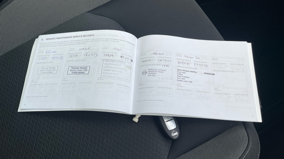 Nissan Qashqai 1.3 DiG-T N-Connecta 5dr [Glass Roof Pack] Petrol Hatchback - Image 19