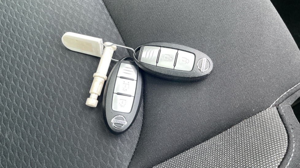 Nissan Qashqai 1.3 DiG-T N-Connecta 5dr [Glass Roof Pack] Petrol Hatchback - Image 20
