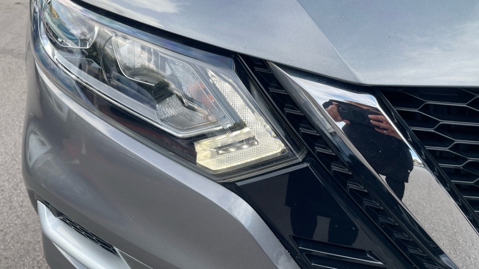 Nissan Qashqai 1.3 DiG-T N-Connecta 5dr [Glass Roof Pack] Petrol Hatchback - Image 21