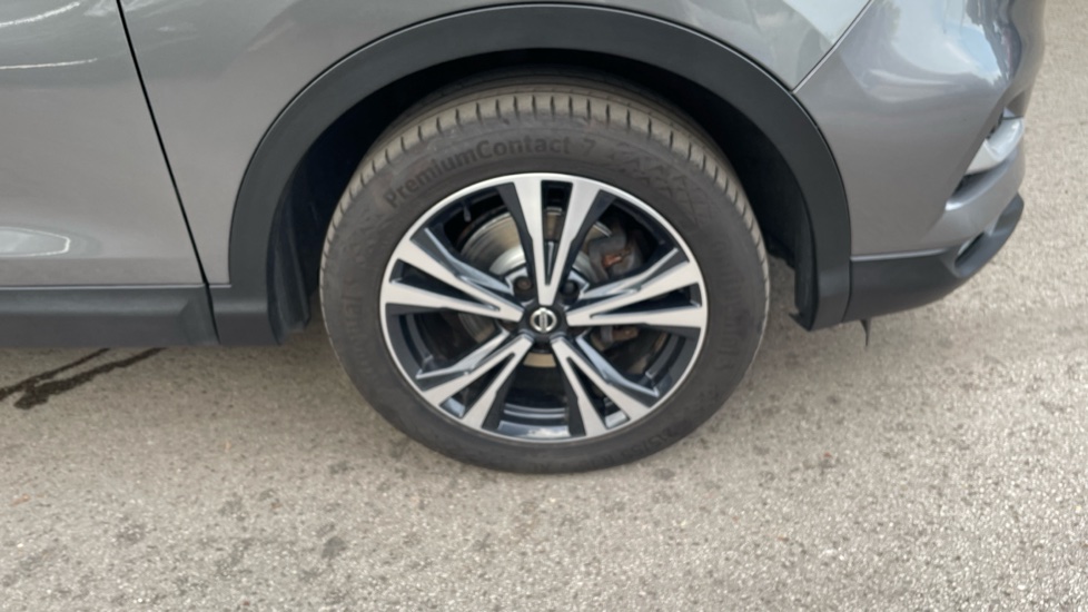 Nissan Qashqai 1.3 DiG-T N-Connecta 5dr [Glass Roof Pack] Petrol Hatchback - Image 23