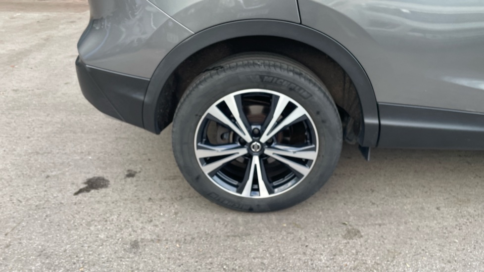 Nissan Qashqai 1.3 DiG-T N-Connecta 5dr [Glass Roof Pack] Petrol Hatchback - Image 24