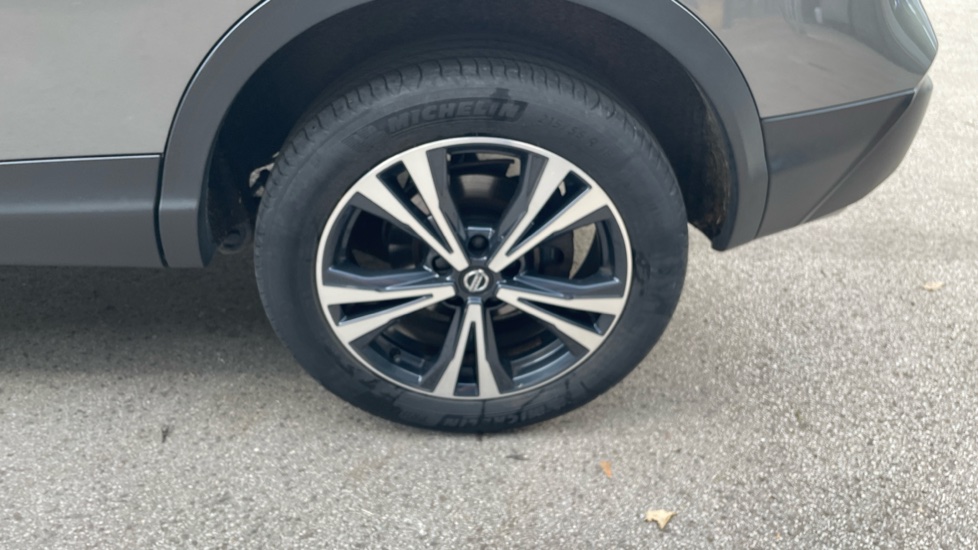 Nissan Qashqai 1.3 DiG-T N-Connecta 5dr [Glass Roof Pack] Petrol Hatchback - Image 25