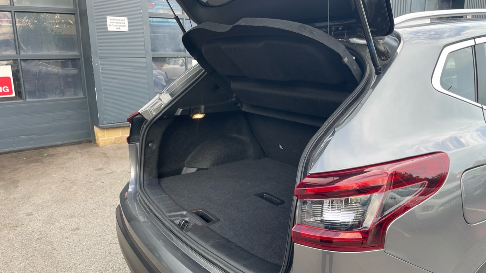 Nissan Qashqai 1.3 DiG-T N-Connecta 5dr [Glass Roof Pack] Petrol Hatchback - Image 28
