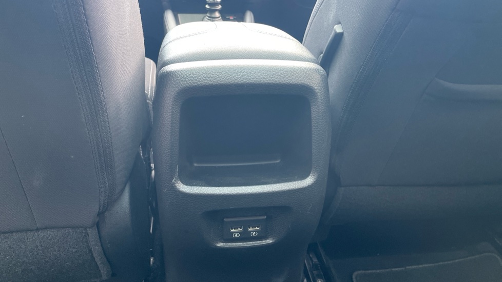 Nissan Qashqai 1.3 DiG-T N-Connecta 5dr [Glass Roof Pack] Petrol Hatchback - Image 30