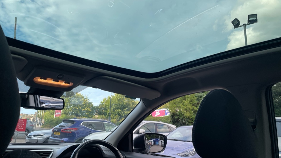 Nissan Qashqai 1.3 DiG-T N-Connecta 5dr [Glass Roof Pack] Petrol Hatchback - Image 31