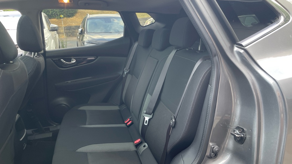 Nissan Qashqai 1.3 DiG-T N-Connecta 5dr [Glass Roof Pack] Petrol Hatchback - Image 32