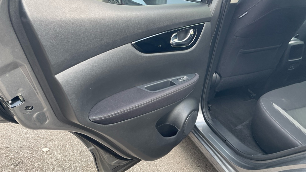 Nissan Qashqai 1.3 DiG-T N-Connecta 5dr [Glass Roof Pack] Petrol Hatchback - Image 33