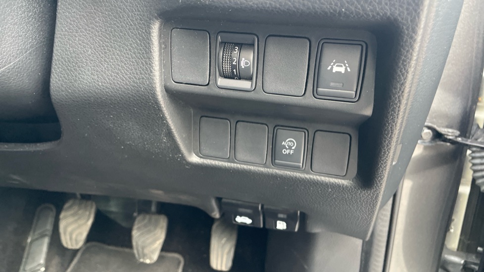 Nissan Qashqai 1.3 DiG-T N-Connecta 5dr [Glass Roof Pack] Petrol Hatchback - Image 35