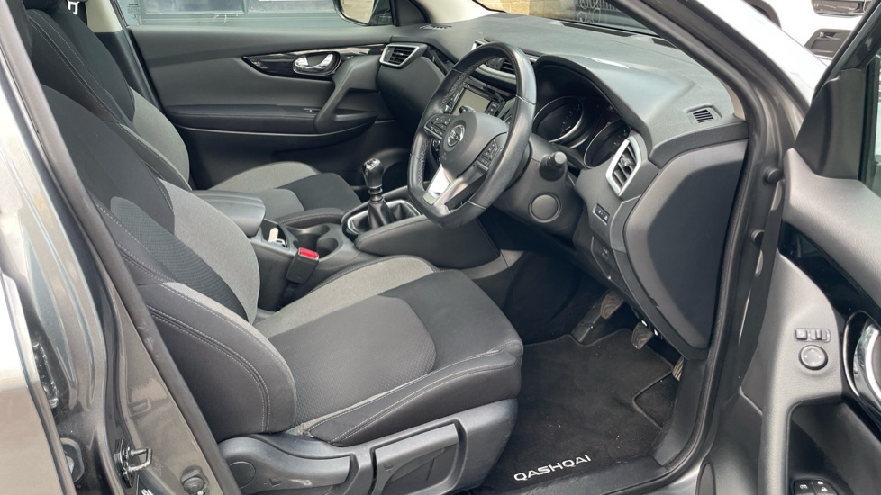 Nissan Qashqai 1.3 DiG-T N-Connecta 5dr [Glass Roof Pack] Petrol Hatchback - Image 36