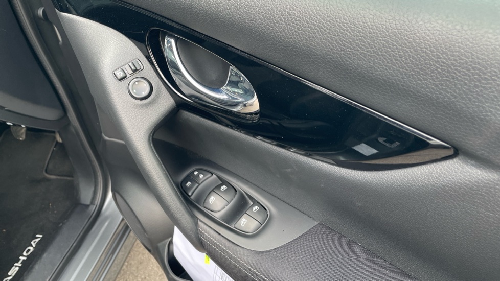 Nissan Qashqai 1.3 DiG-T N-Connecta 5dr [Glass Roof Pack] Petrol Hatchback - Image 37