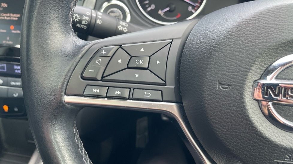 Nissan Qashqai 1.3 DiG-T N-Connecta 5dr [Glass Roof Pack] Petrol Hatchback - Image 38
