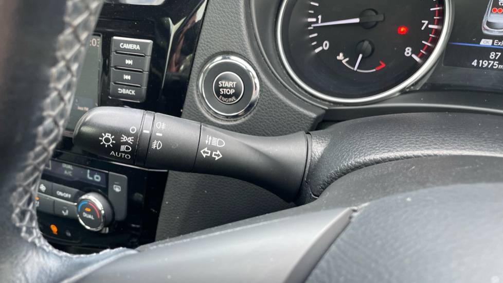 Nissan Qashqai 1.3 DiG-T N-Connecta 5dr [Glass Roof Pack] Petrol Hatchback - Image 40