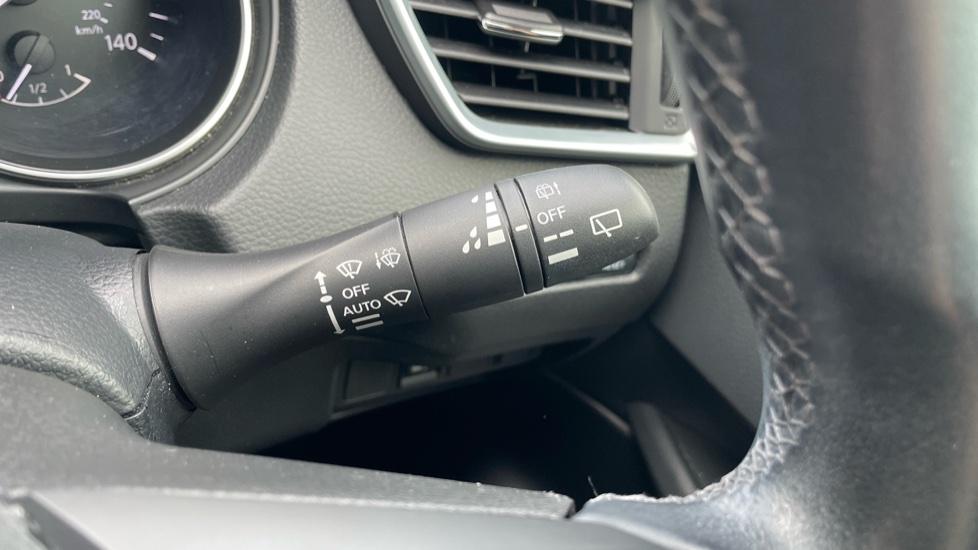 Nissan Qashqai 1.3 DiG-T N-Connecta 5dr [Glass Roof Pack] Petrol Hatchback - Image 41