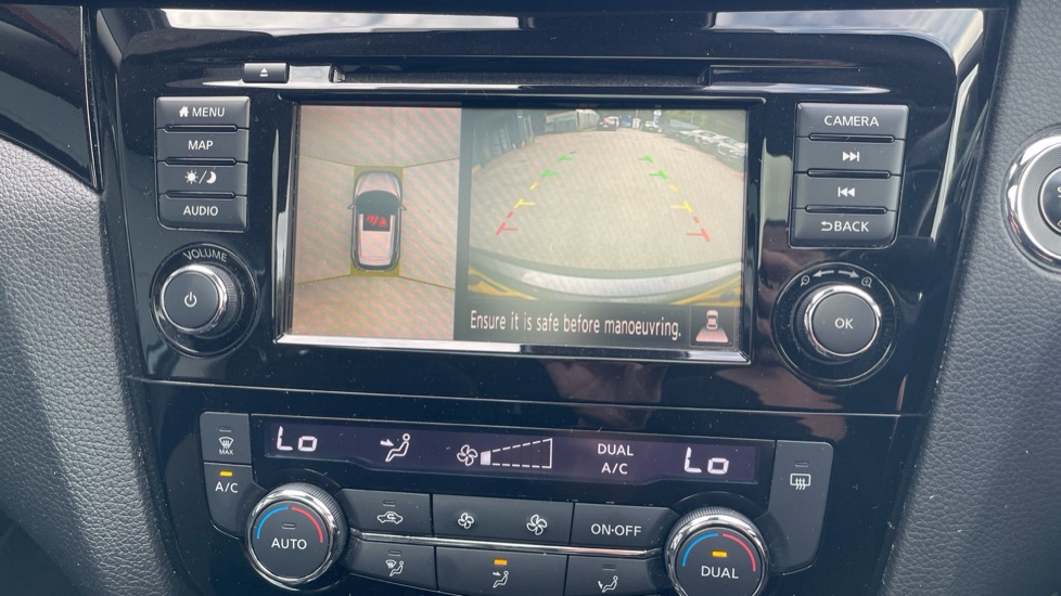 Nissan Qashqai 1.3 DiG-T N-Connecta 5dr [Glass Roof Pack] Petrol Hatchback - Image 42