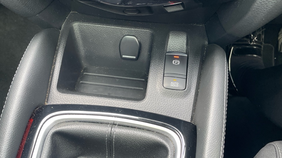 Nissan Qashqai 1.3 DiG-T N-Connecta 5dr [Glass Roof Pack] Petrol Hatchback - Image 43