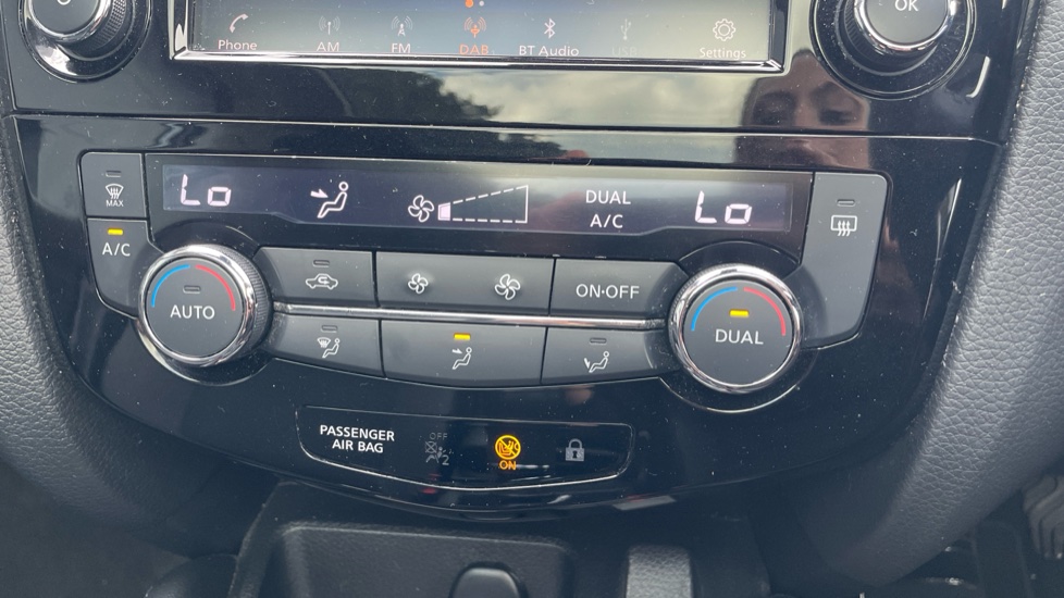Nissan Qashqai 1.3 DiG-T N-Connecta 5dr [Glass Roof Pack] Petrol Hatchback - Image 44
