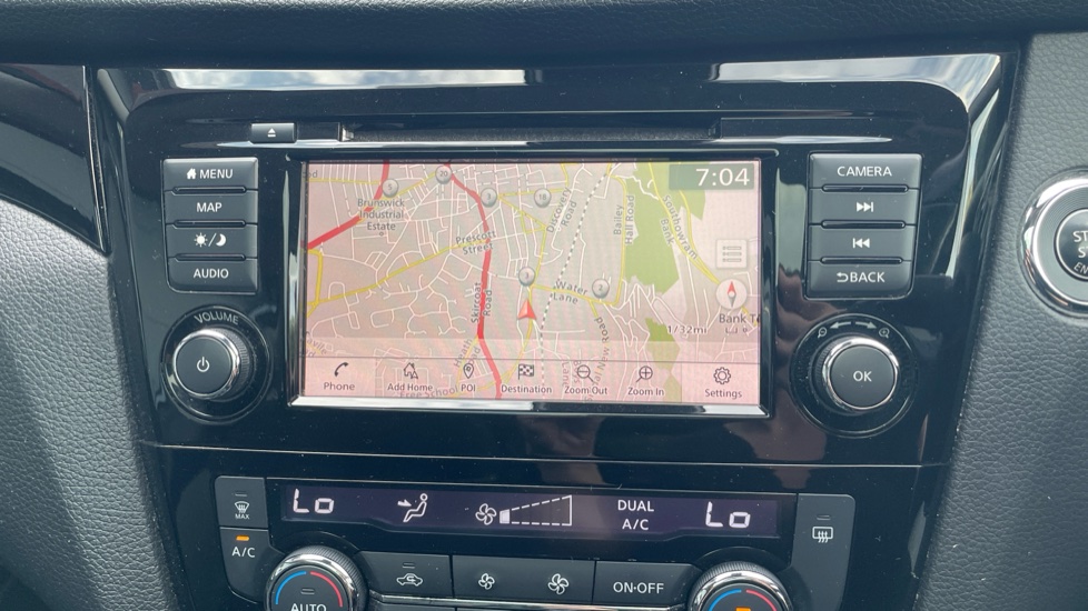 Nissan Qashqai 1.3 DiG-T N-Connecta 5dr [Glass Roof Pack] Petrol Hatchback - Image 49