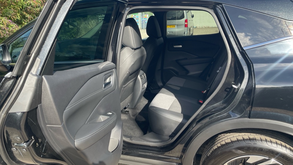Nissan Qashqai 1.3 DiG-T MH 158 N-Connecta 5dr Xtronic Petrol Hatchback - Image 34