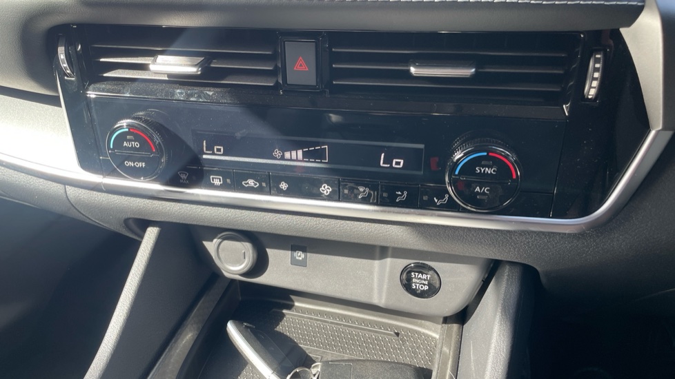 Nissan Qashqai 1.3 DiG-T MH 158 N-Connecta 5dr Xtronic Petrol Hatchback - Image 49