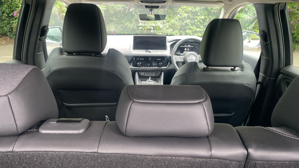 Nissan Qashqai 1.3 DiG-T MH 158 N-Connecta 5dr Xtronic Petrol Hatchback - Image 31