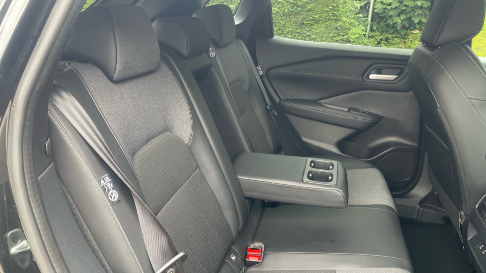 Nissan Qashqai 1.3 DiG-T MH 158 N-Connecta 5dr Xtronic Petrol Hatchback - Image 34