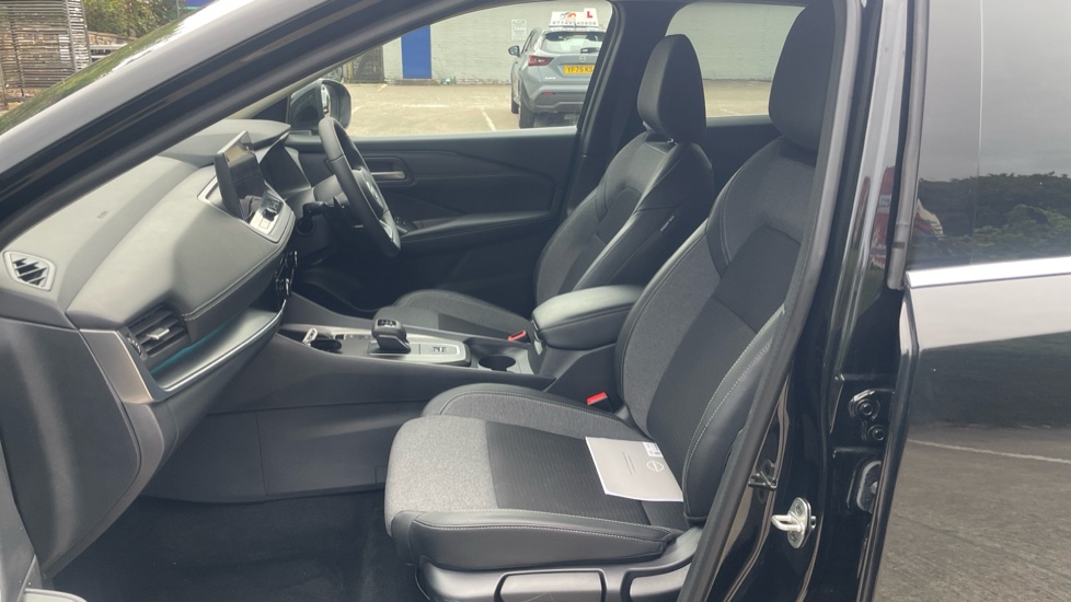 Nissan Qashqai 1.3 DiG-T MH 158 N-Connecta 5dr Xtronic Petrol Hatchback - Image 37