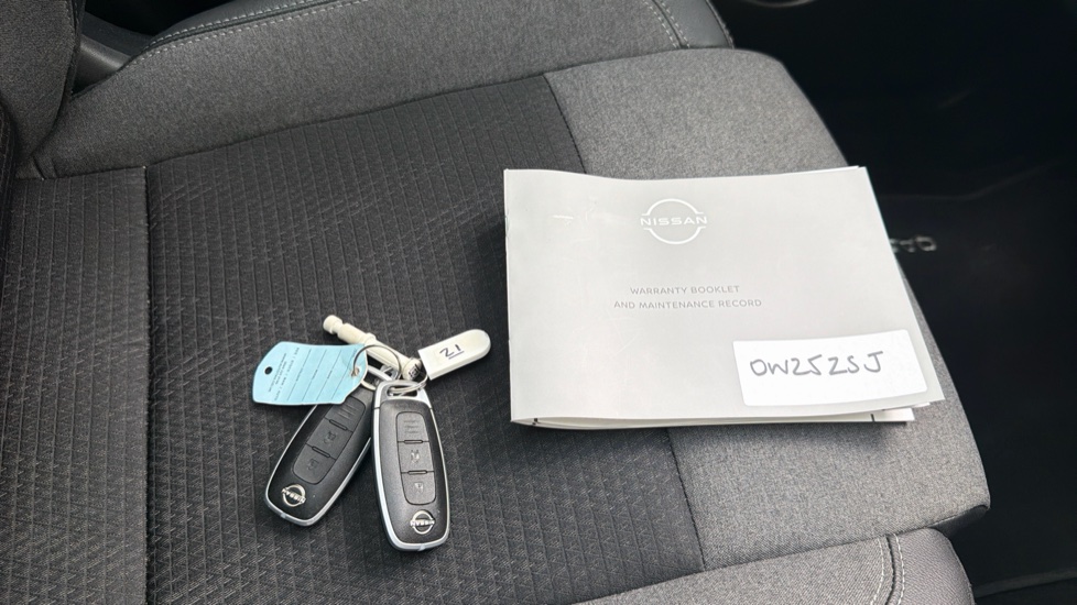 Nissan Qashqai 1.5 E-Power N-Connecta [Glass Roof] 5dr Auto Hybrid Hatchback - Image 19