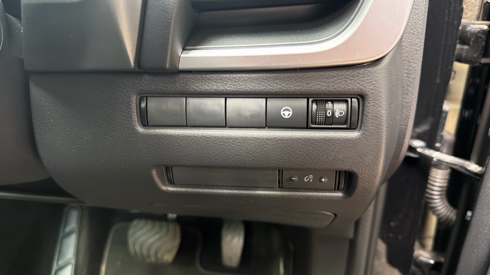 Nissan Qashqai 1.5 E-Power N-Connecta [Glass Roof] 5dr Auto Hybrid Hatchback - Image 36
