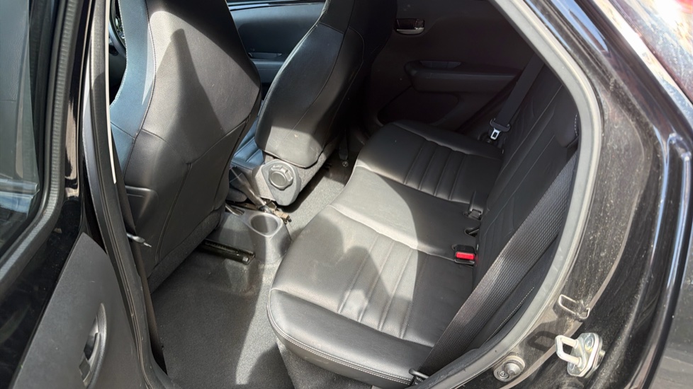 Toyota Aygo 1.0 VVT-i X-Clusiv 5dr x-shift Petrol Hatchback - Image 16