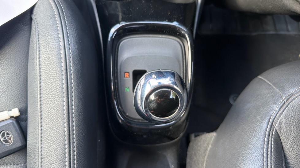 Toyota Aygo 1.0 VVT-i X-Clusiv 5dr x-shift Petrol Hatchback - Image 33