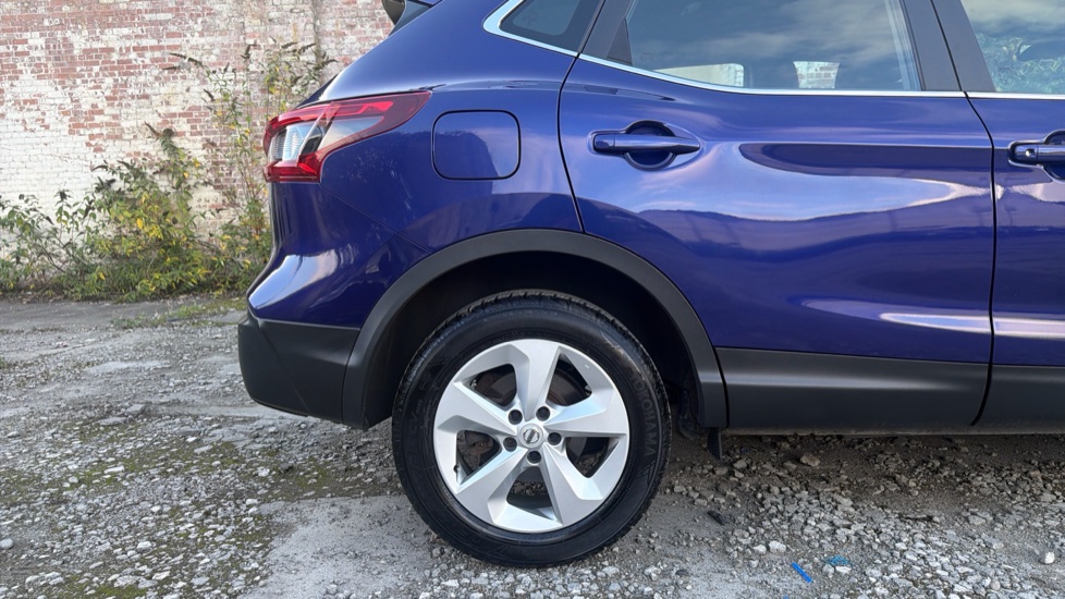 Nissan Qashqai 1.3 DiG-T Acenta Premium 5dr Petrol Hatchback - Image 7