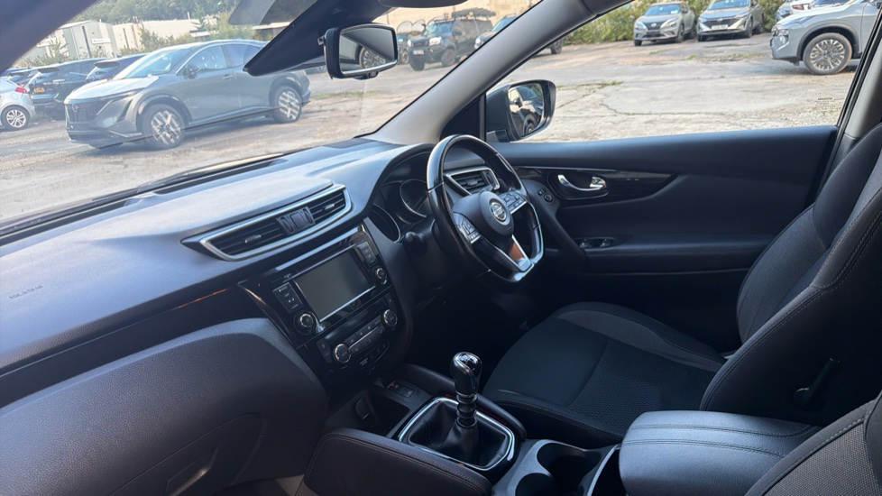 Nissan Qashqai 1.3 DiG-T Acenta Premium 5dr Petrol Hatchback - Image 9