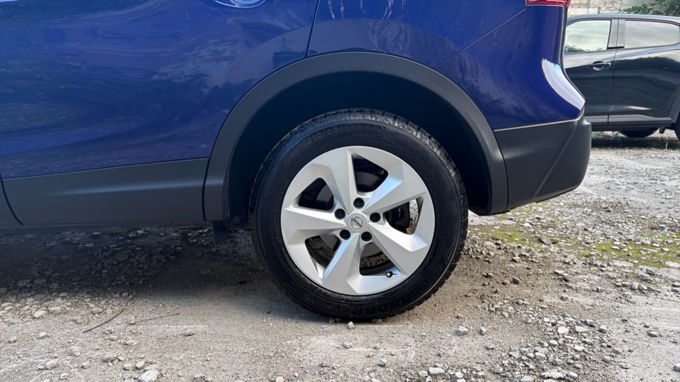 Nissan Qashqai 1.3 DiG-T Acenta Premium 5dr Petrol Hatchback - Image 23